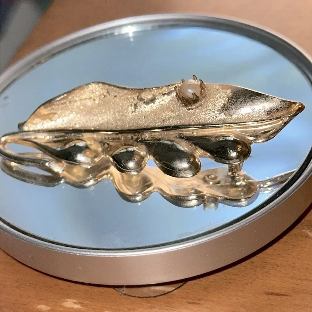Vintage Gold Tone Leaf Brooch with Pearl‎ Accent